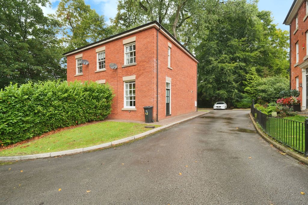 Property photo 1 of 16 Side Entry
