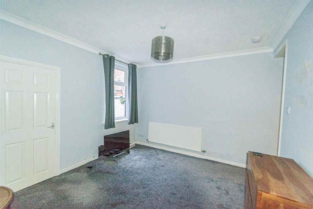 Property photo 3 of 8 Lounge