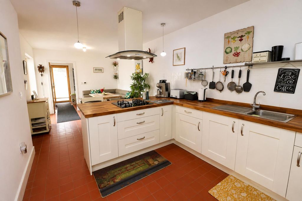 Property photo 2 of 9 Kitchen Brian.Png