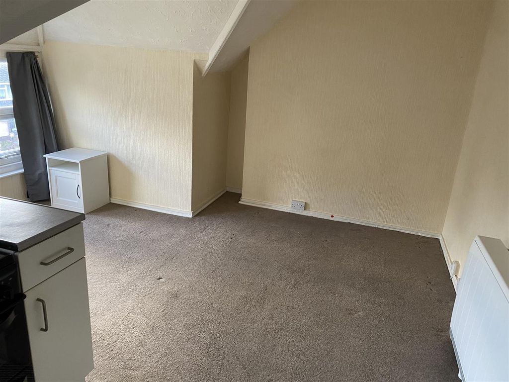 Property photo 3 of 6 Bedroom Clear.Jpg