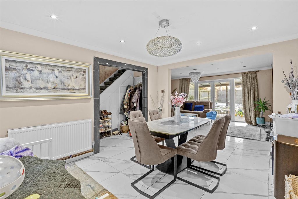 Property photo 3 of 13 Photos_High Res_5 Bowler Lea, Hp13 5Ud-6 (2).Jpg