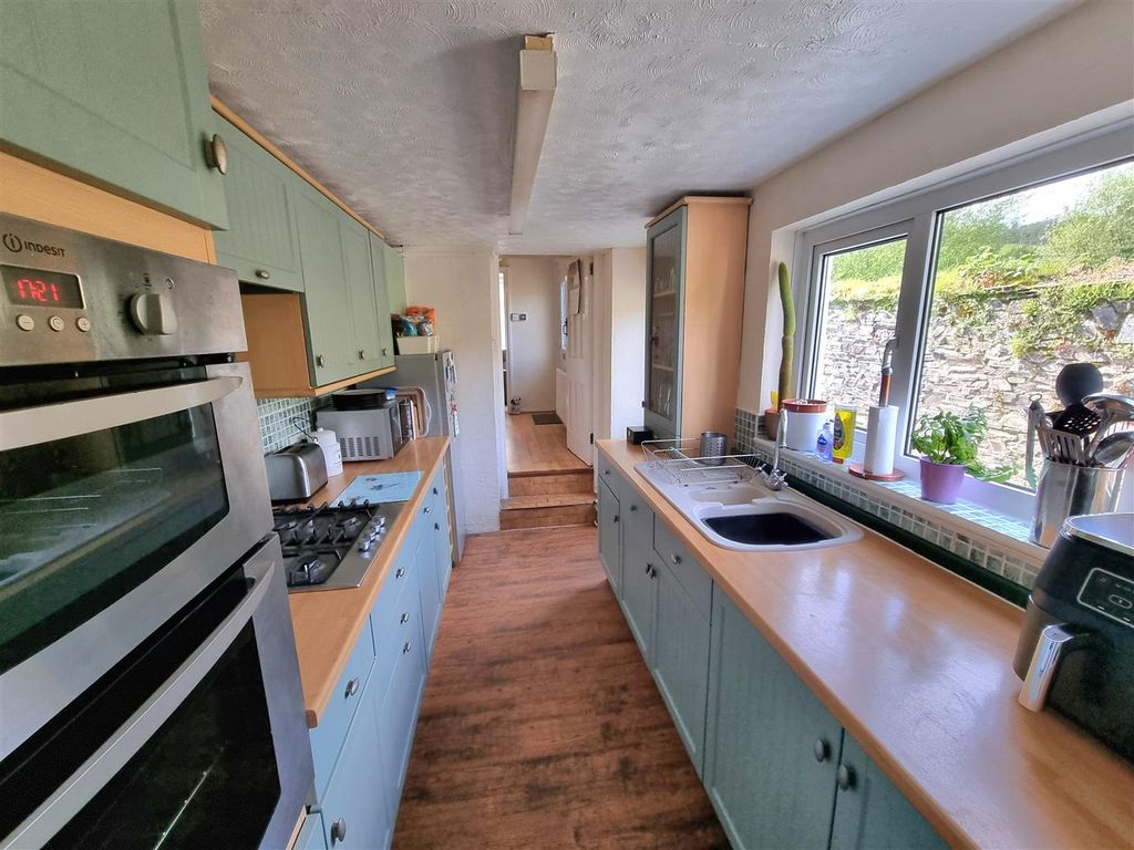 Property photo 3 of 16 Kitchen.Jpg