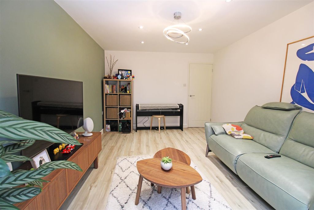 Property photo 2 of 18 Living Room