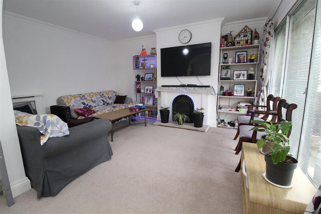 Property photo 3 of 12 Lounge