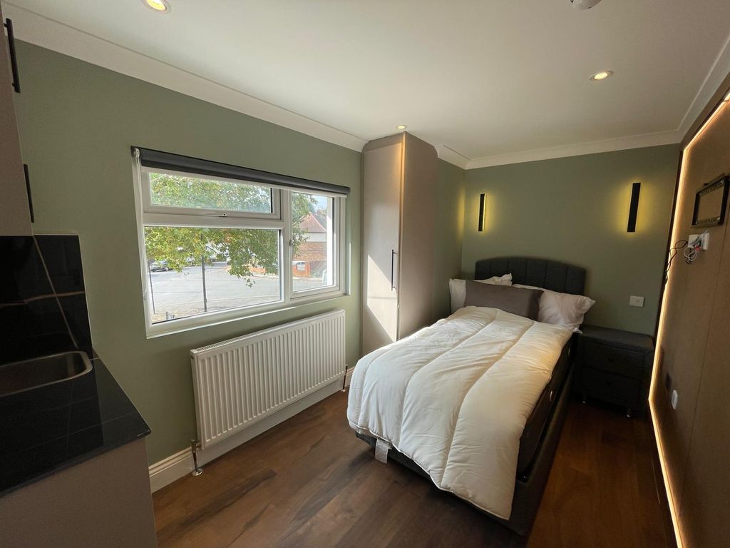 Property photo 1 of 3 Fully Furnished Ensuite Room To Rent | Allendale Avenue, Southall Ub1 | £995 Pcm | All Bills Included | Available Now