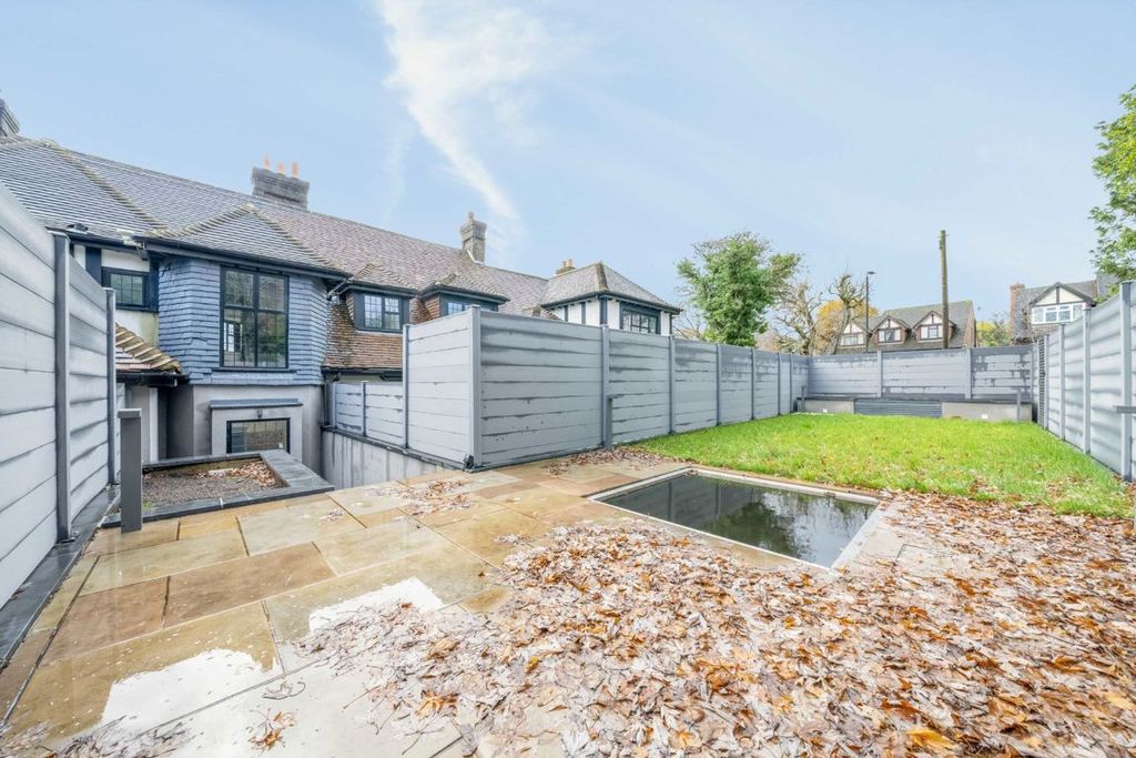 Additional image 10 of 3 bed flat to rentBeech Hill Avenue, Hadley Wood EN4