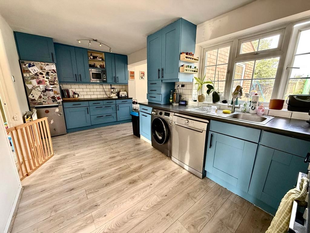 Property photo 2 of 11 Kitchen