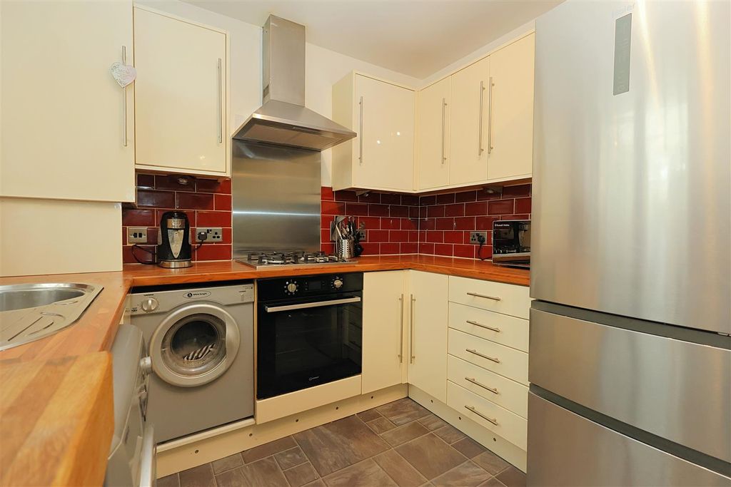 Property photo 2 of 17 Dining Kitchen