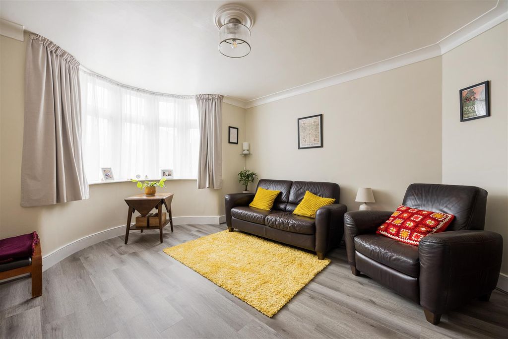 Property photo 2 of 45 Dale View, E4