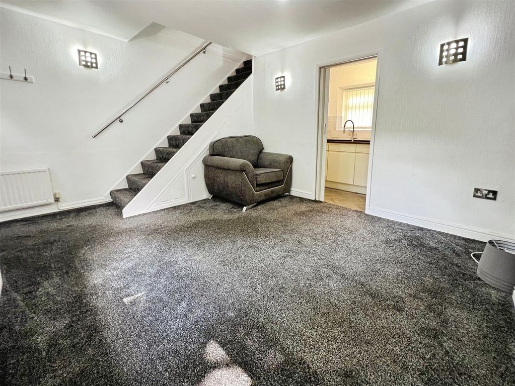 Property photo 3 of 12 Lounge