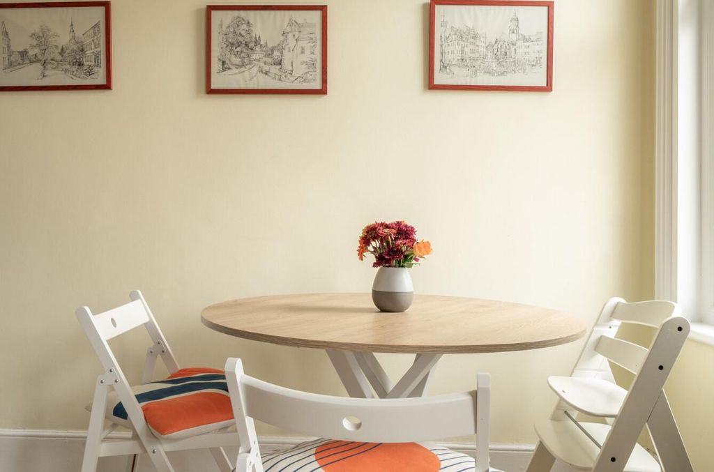 Property photo 3 of 12 Table.Jpg