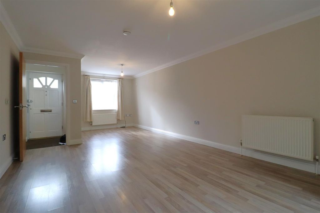 Property photo 3 of 11 Living.Jpg