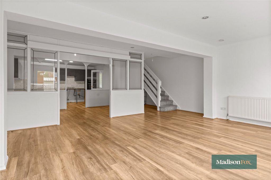 Property photo 2 of 19 Picture No. 12