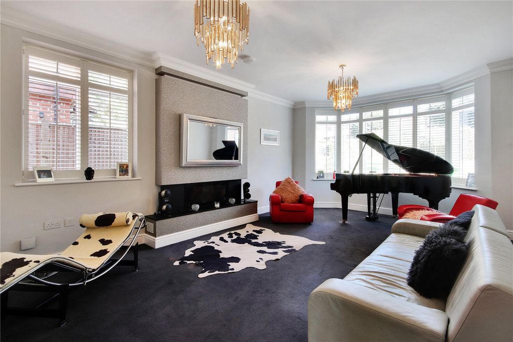 Property photo 3 of 23 Sitting Room