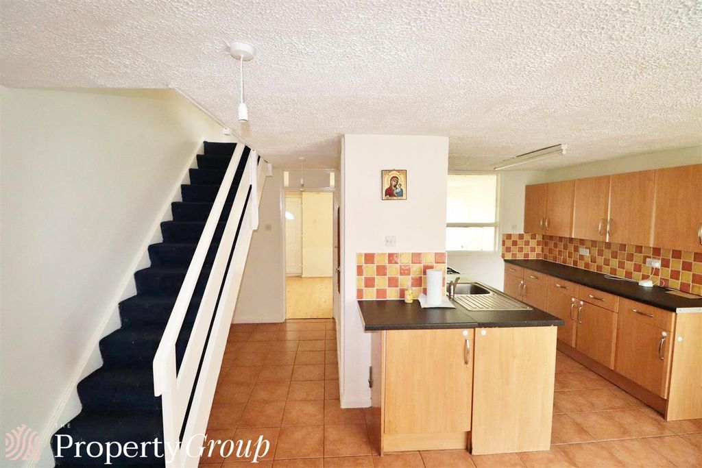 Property photo 2 of 13 Redruth Close 4 2511 (6).Jpg