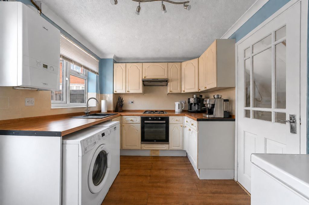 Property photo 2 of 10 Kitchen