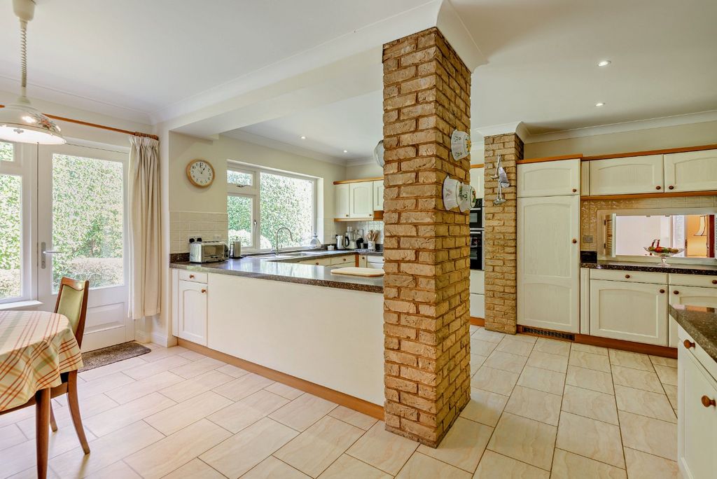 Property photo 3 of 15 Kitchen/Breakfast Rm