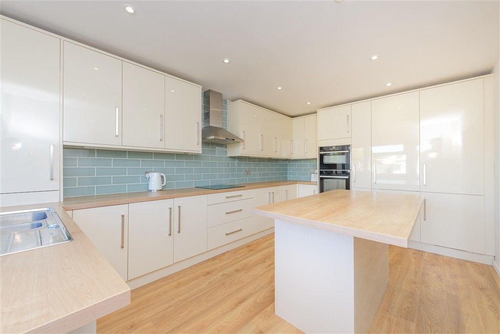 Property photo 3 of 21 Kitchen