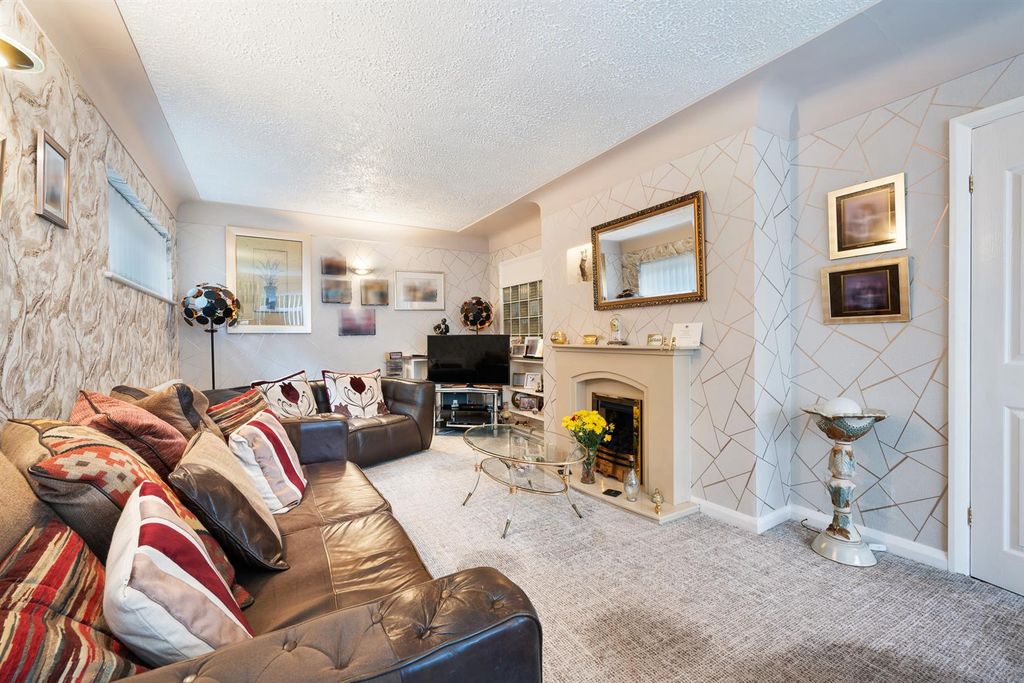 Property photo 3 of 38 Lounge