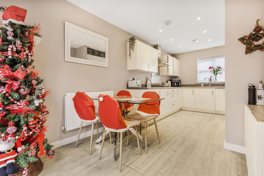 Property photo 3 of 20 Kitchen/Dining Room