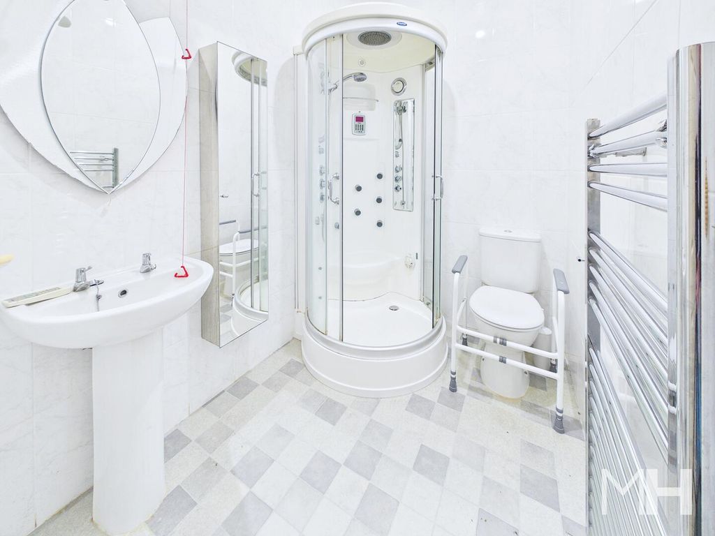 Property photo 3 of 11 Bathroom