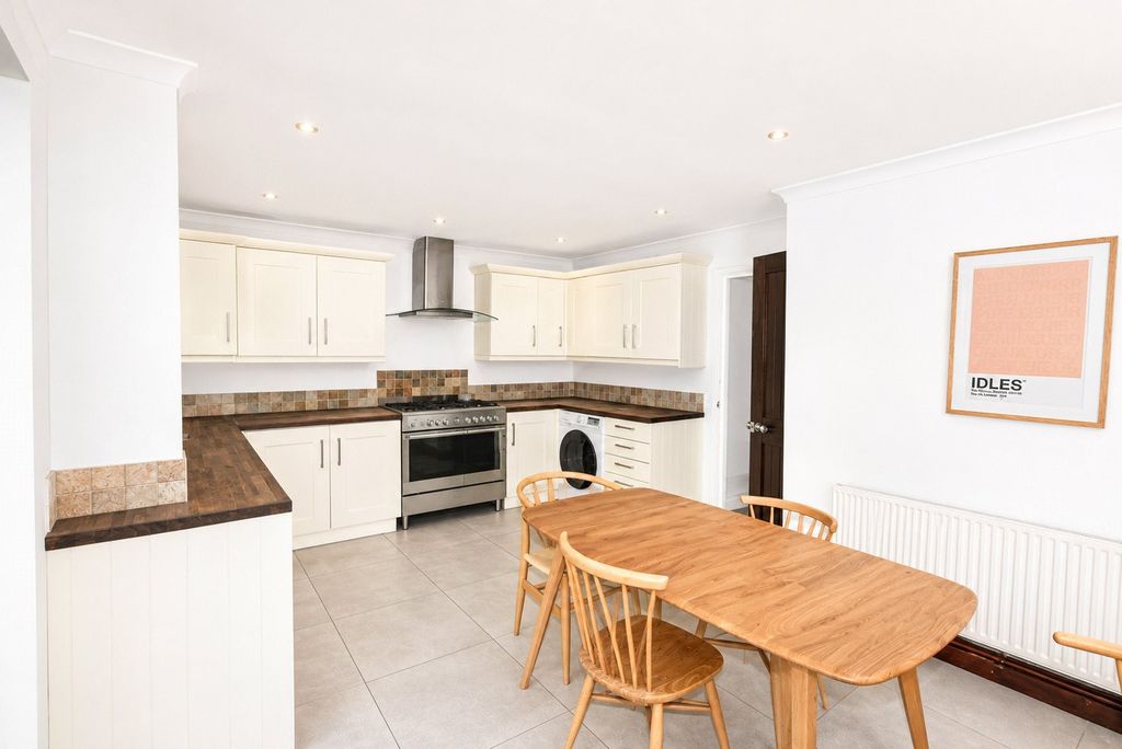 Property photo 2 of 10 Kitchen