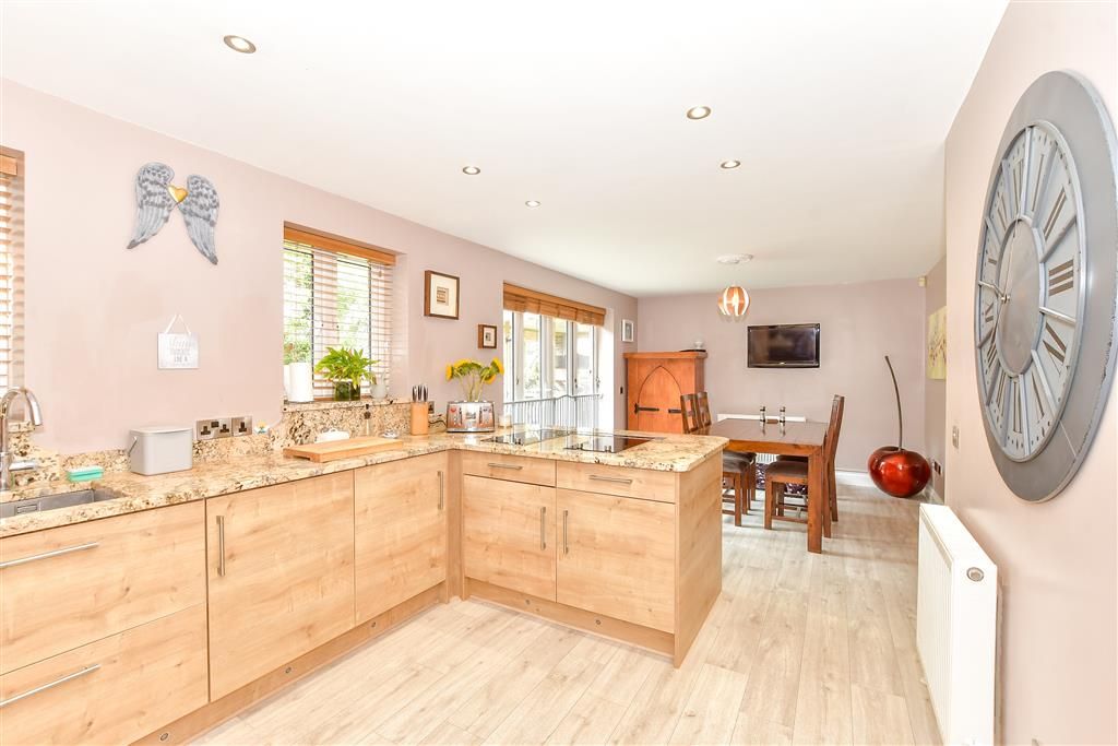 Property photo 2 of 22 Kitchen/Breakfast Room
