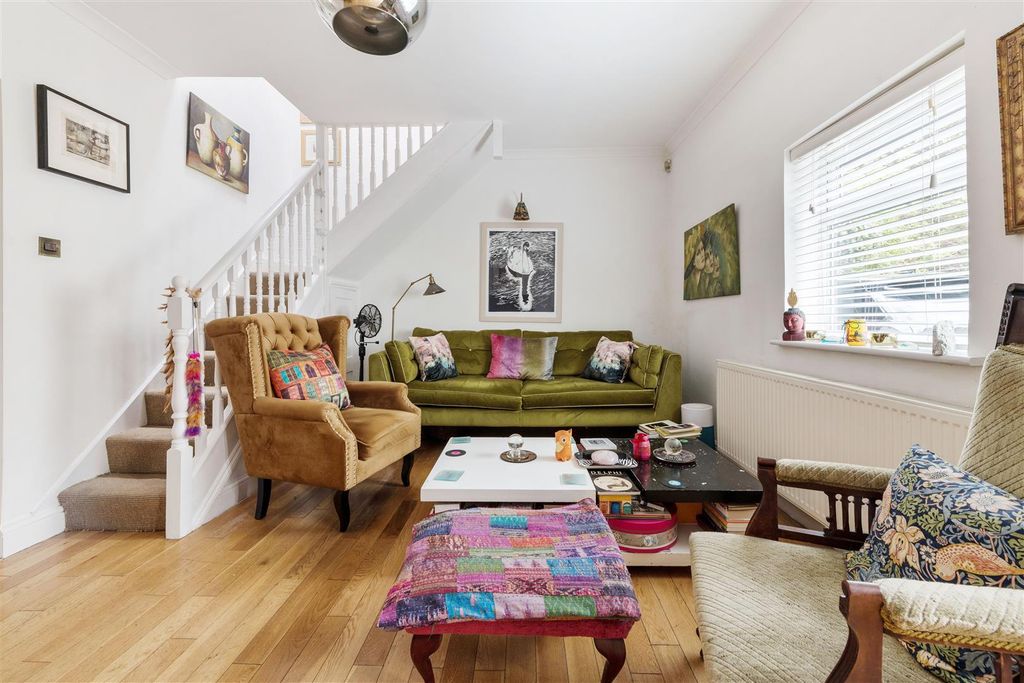 Property photo 2 of 12 High Road, Ig8