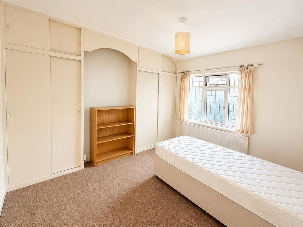 Property photo 2 of 6 Bedroom