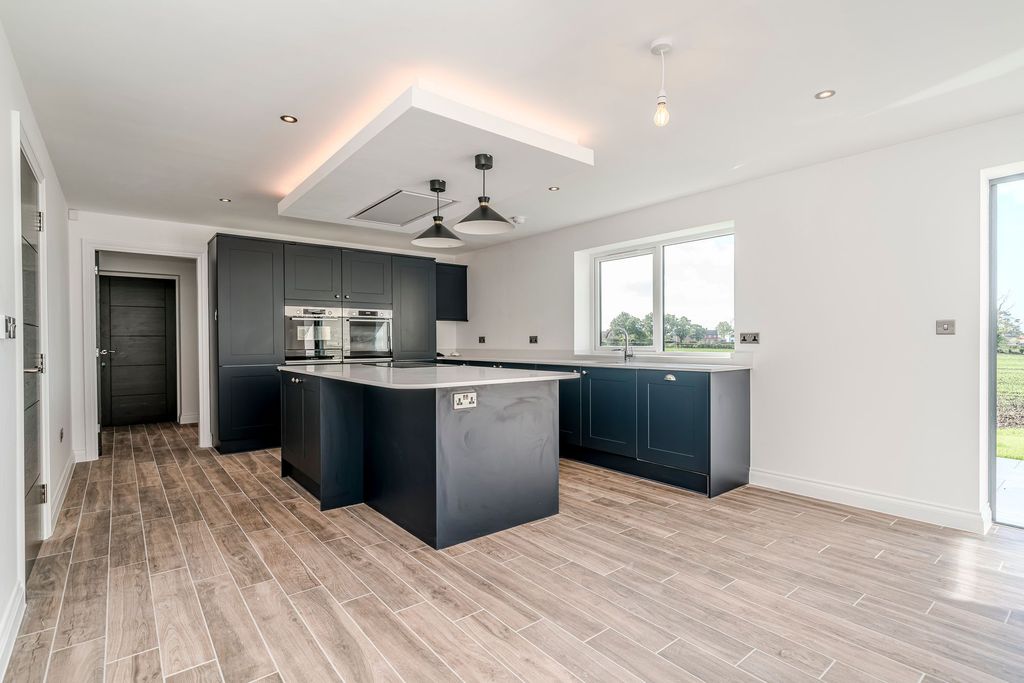 Property photo 2 of 30 Photo 27