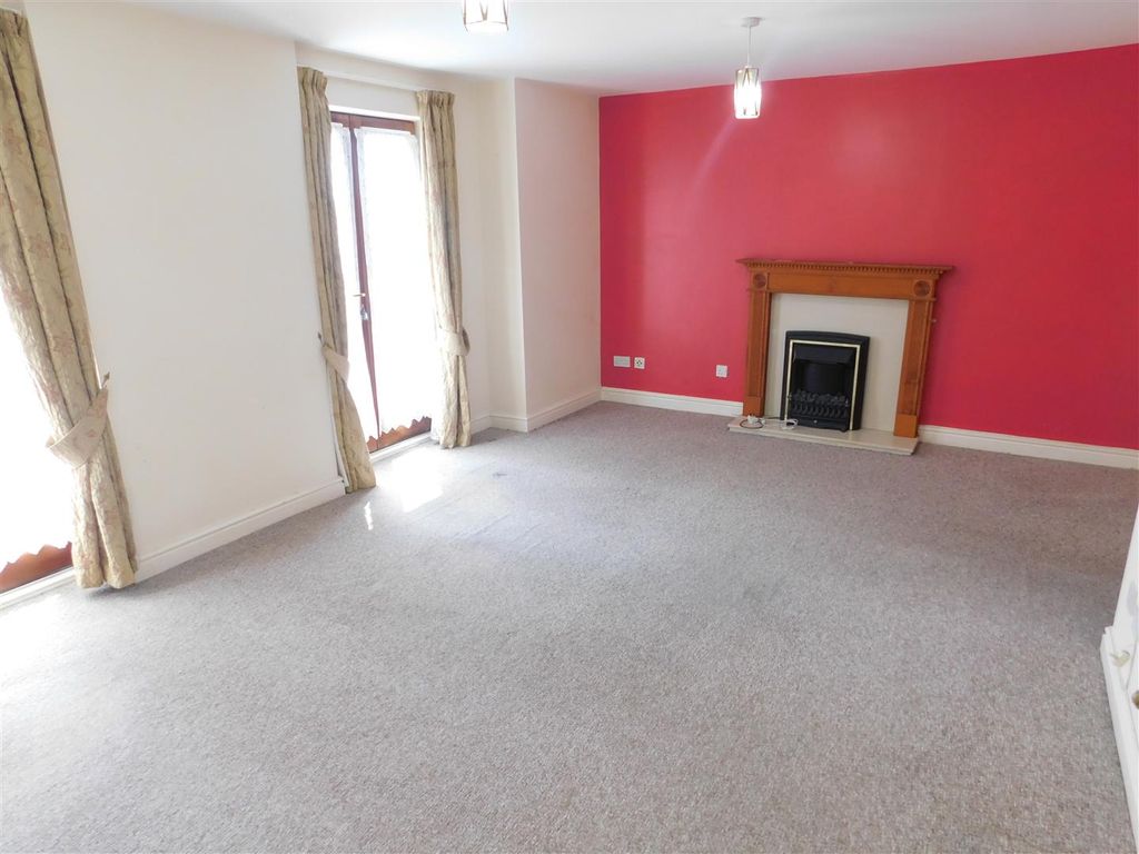 Property photo 2 of 10 Living Room