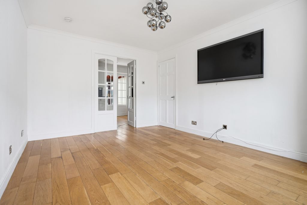 Property photo 3 of 23