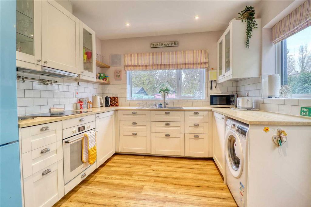 Property photo 3 of 14 Lounge