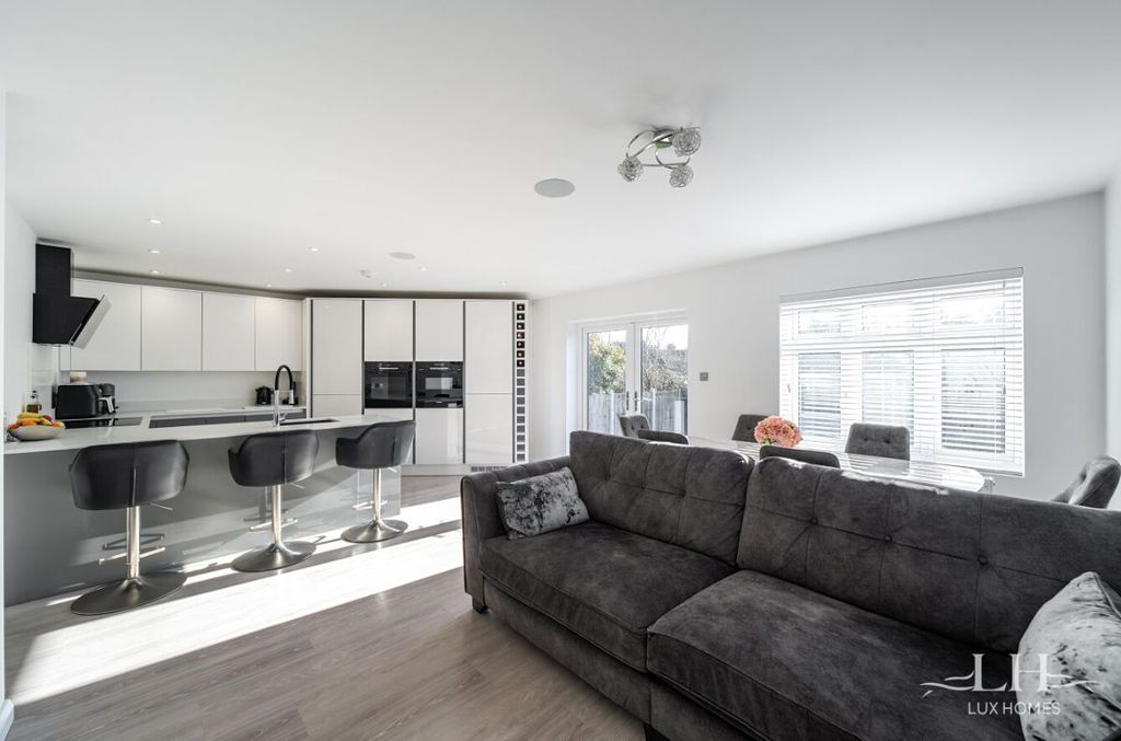 Property photo 2 of 25