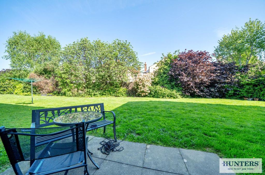 Property photo 3 of 15 Communal Garden