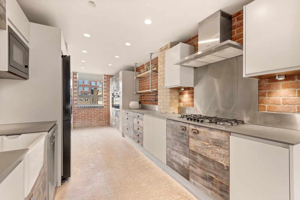 Property photo 2 of 23