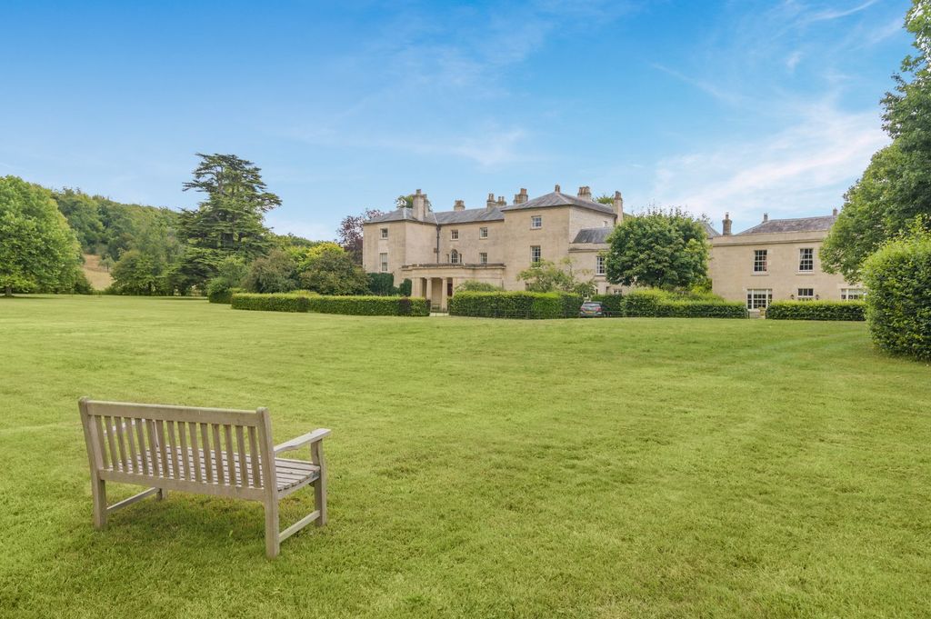 Property photo 1 of 18 Communal Gardens