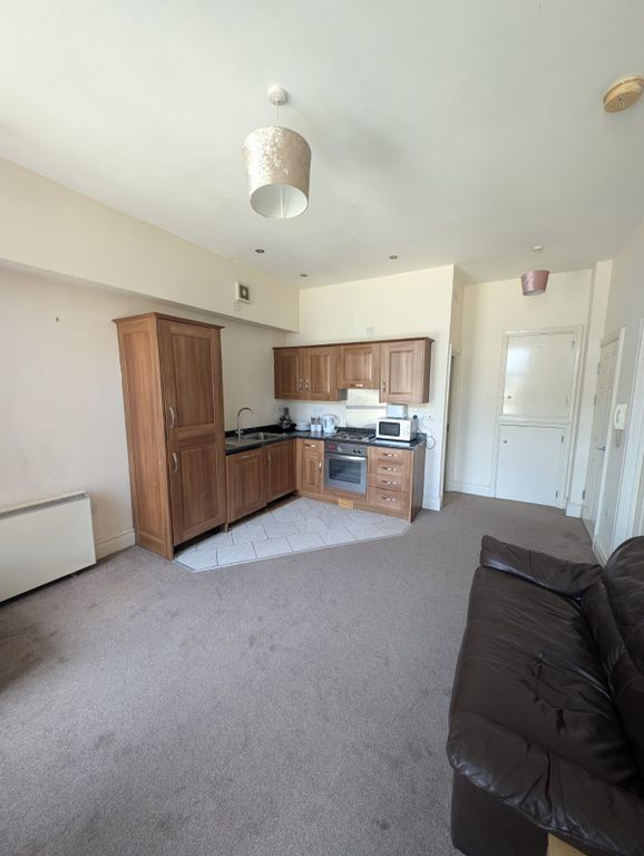 Property photo 3 of 9 Living Room/Kitchen