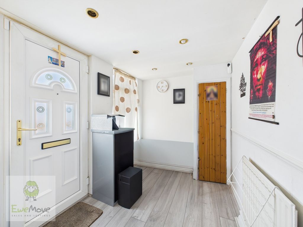 Property photo 2 of 11 Entrance Hall