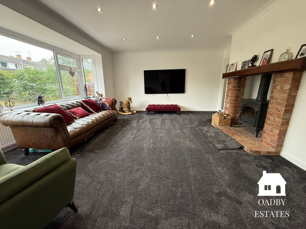 Property photo 2 of 19 Lounge