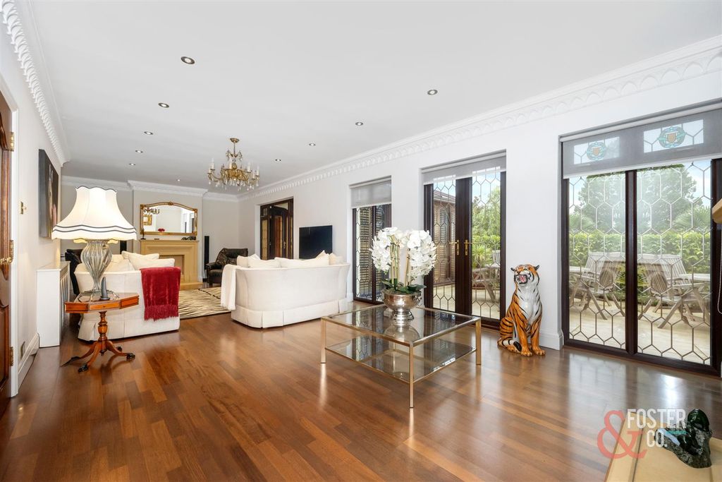 Property photo 3 of 38 Surrenden Crescent, 58-030.Jpg