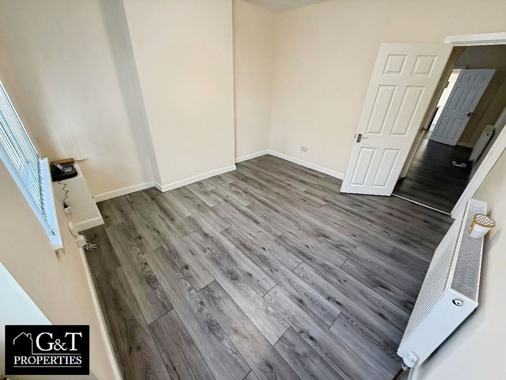 Property photo 2 of 18 Front Room