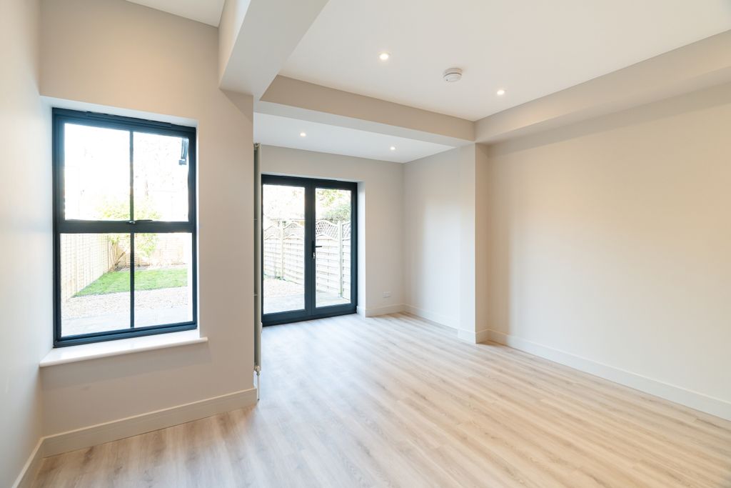 Property photo 3 of 21 Kitchen Dinning Area