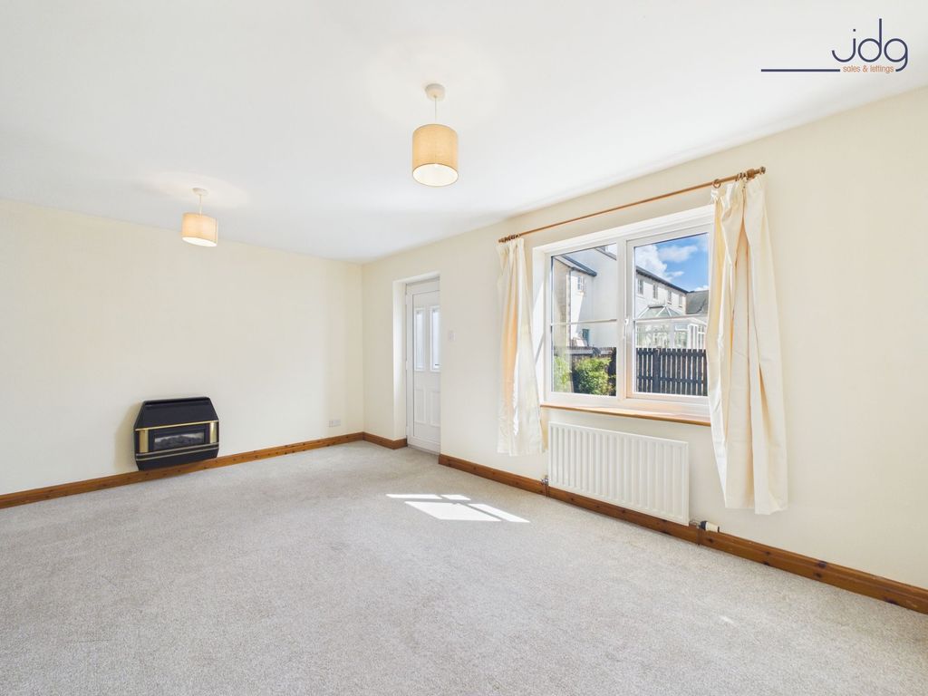 Property photo 2 of 9 Spacious Lounge