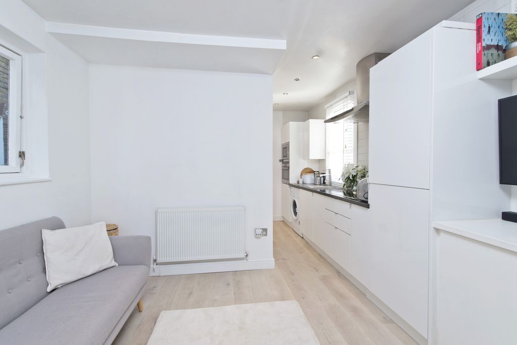 Property photo 3 of 6 Kenilworth Avenue-7.