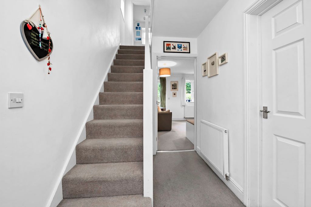 Property photo 2 of 11 Hallway