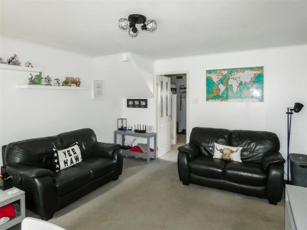 Property photo 3 of 11 Living Room