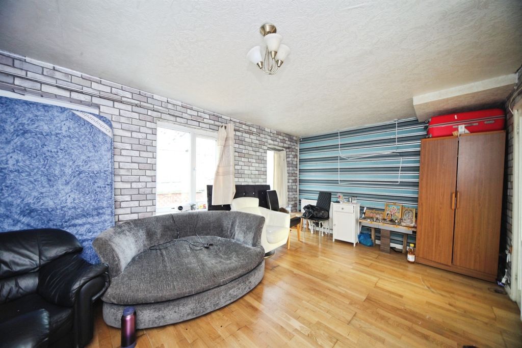 Property photo 3 of 13