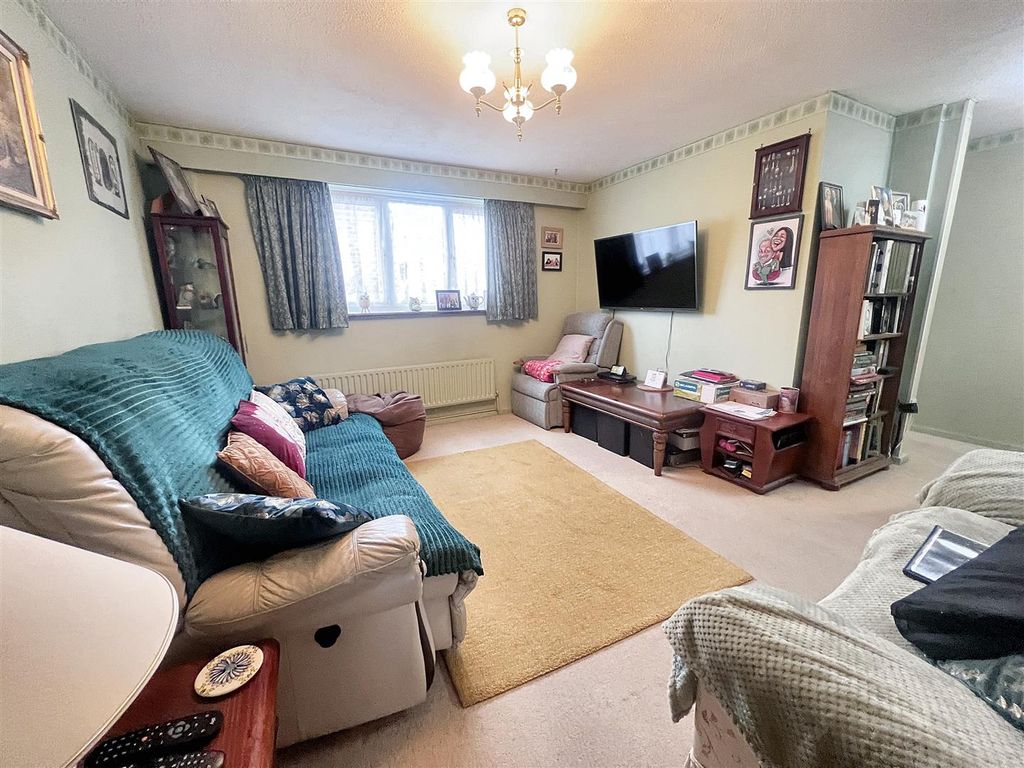 Property photo 2 of 11 Lounge