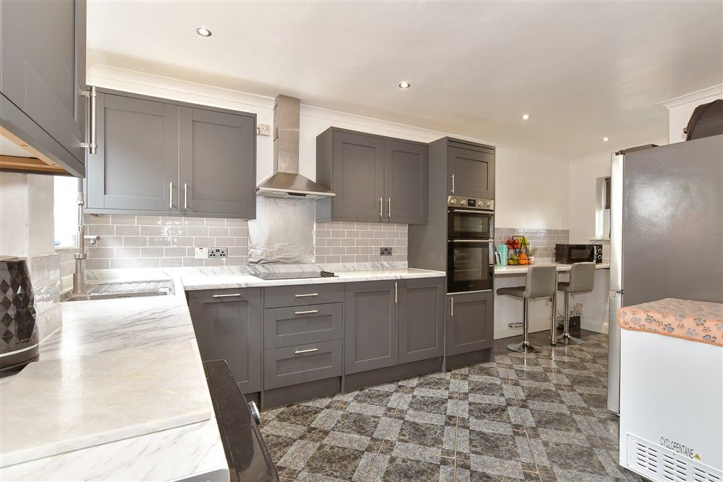 Property photo 2 of 9 Kitchen